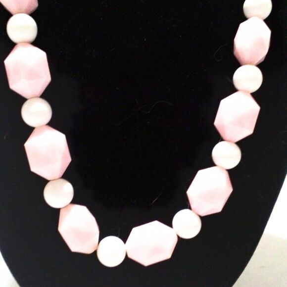 Vintage Chunky Mid Century Pink and White Beaded Necklace - Picture 2 of 7